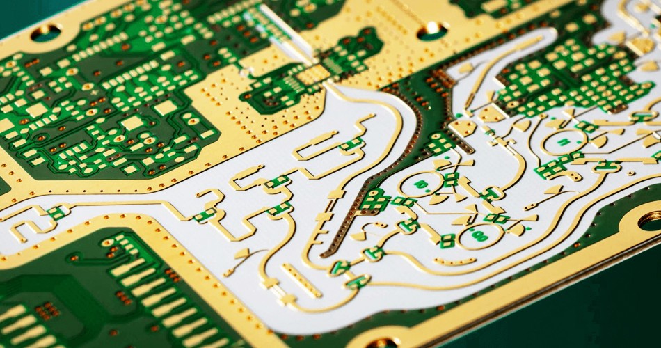 What are the differences between the layers of a PCB?