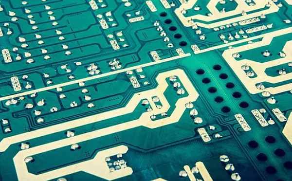 High current wiring in PCB layout via via sewing