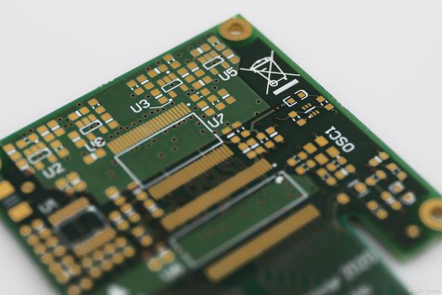 The engineer explained and analyzed the design of RF PCB in detail