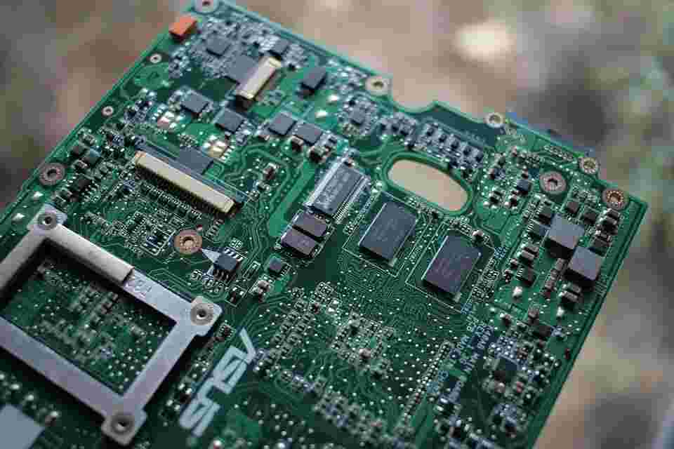 What materials and classification do pcb circuit boards have?