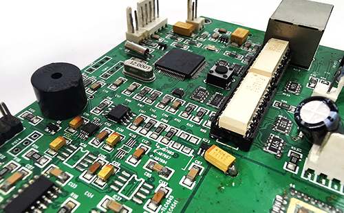 Explain and analyze the influence of materials and processing on Dk and phase consistency of PCB circuit board